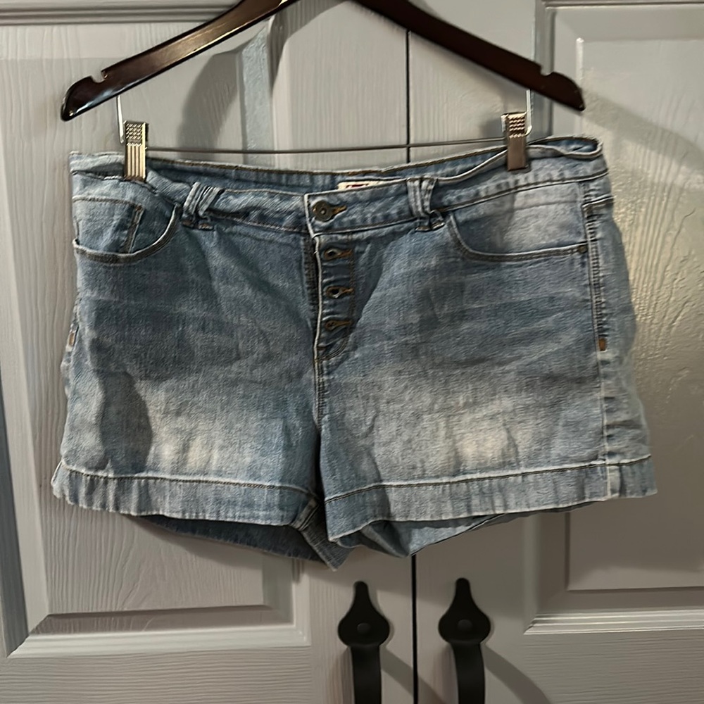 Light Jean shorts